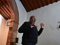 DSC 3729  -  GIOVANNI CHE RACCONTA LA STORIA DEL SANTUARIO